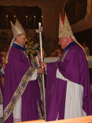 Mons. Antonio Santucci consegna il Pastorale di San Casto al Vescovo Domenico Scotti