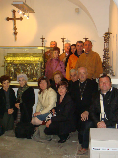 Foto di gruppo insieme a Mons. RODUIT J. Abate davanti al reliquiario di S. Maurice