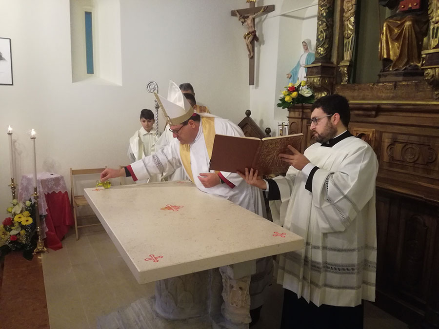 Le foto della riconsacrazione dell'altare nella chiesa di Sant'Antonio Abate