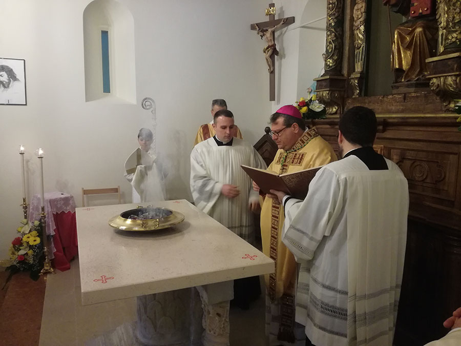 Le foto della riconsacrazione dell'altare nella chiesa di Sant'Antonio Abate