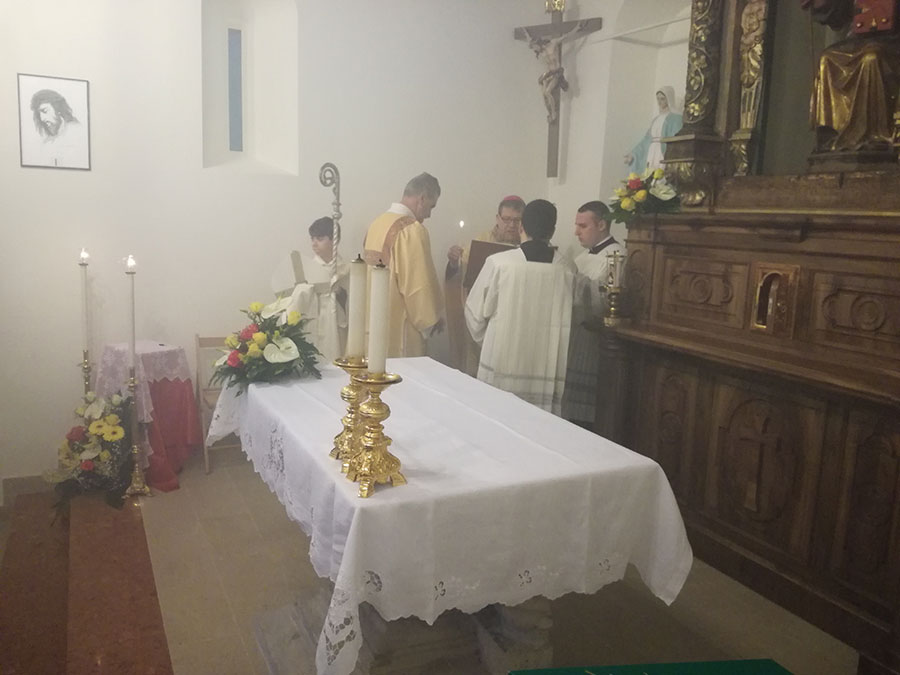 Le foto della riconsacrazione dell'altare nella chiesa di Sant'Antonio Abate
