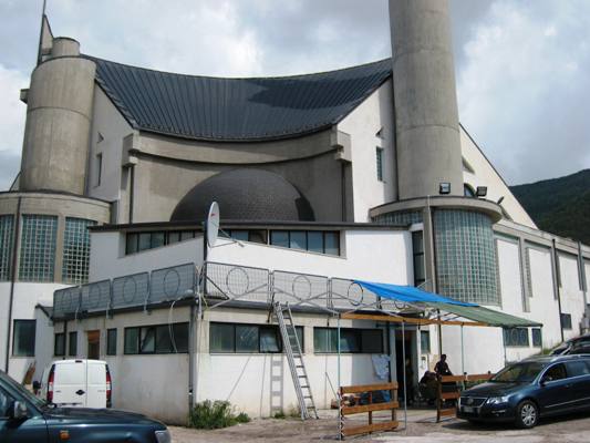 La chiesa di San Francesco a Pettino, popoloso quartiere de L'Aquila, diventata quartier generale della Caritas dell'Abruzzo - Molise