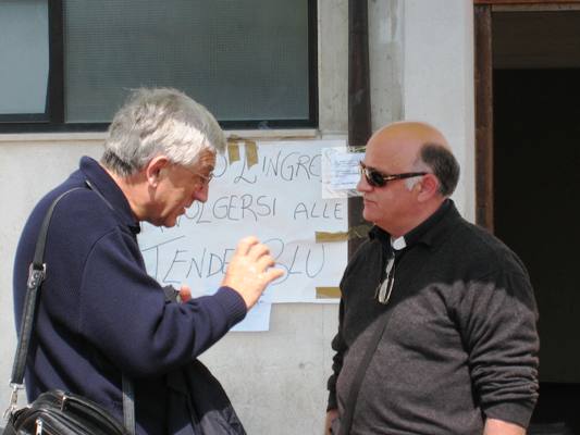 Don Alberto Conti, a destra, con il parroco della chiesa di San Francesco don Dante Di Nardo