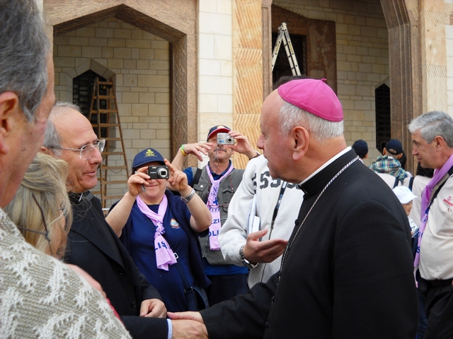 Mons.Scotti nel momento del saluto al Vicario Patriarcale per Nazareth e la la Galilea, S.E.R. Mons. Giacinto Boulos Marcuzzo