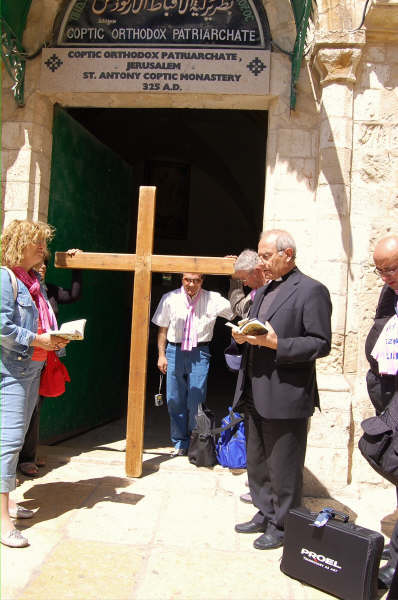 Martedì 5 maggio: ci si prepara per la via Crucis lungo la via dolorosa