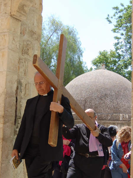 Un momento della via Crucis lungo la via dolorosa, in cui Mons. Scotti ha portato la croce nell’ultima stazione