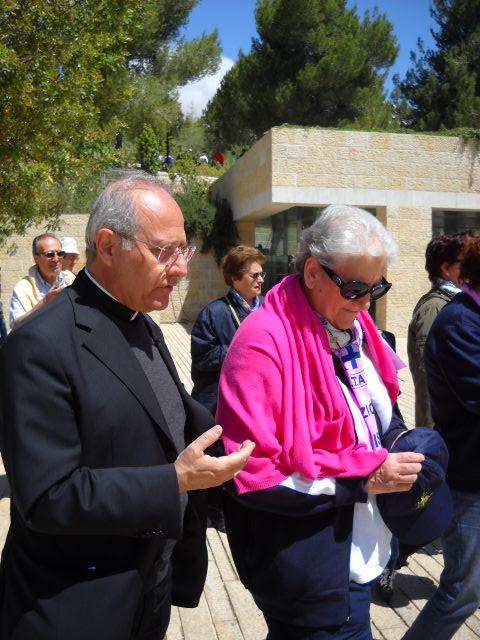 Il vescovo Scotti insieme ad una pellegrina durante la visita al memoriale dello Yad Vashem