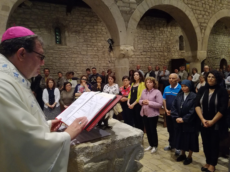 Il vescovo Claudio consegna il tesserino ai ministri straordinari della Comunione