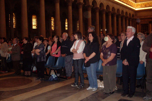 Particolare dei numerosi pellegrini che assiepavano la Basilica paolina.