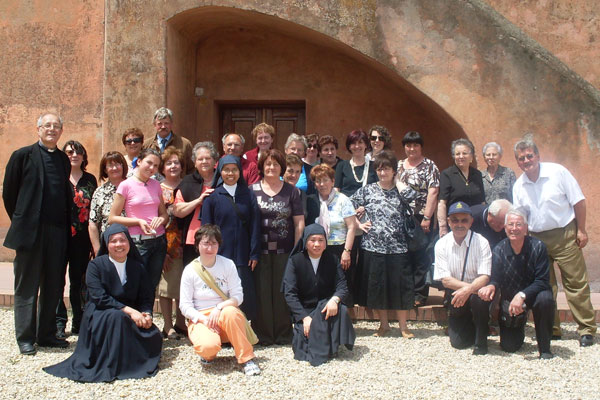 Il gruppo dei pellegrini di Trivento si concedono a una foto ricordo davanti alla casa abitata da Santa Maria Goretti agli inizi del ‘900 in località “Le Ferriere”.