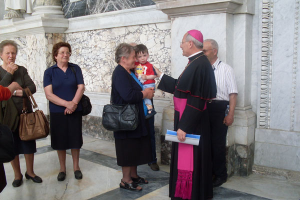 Mons. Scotti è stato tra i primi a raggiungere la Basilica di San Paolo e con amorevole sorriso accoglie sotto il quadriportico monumentale i numerosi pellegrini provenienti dalle diverse parrocchie della Diocesi.