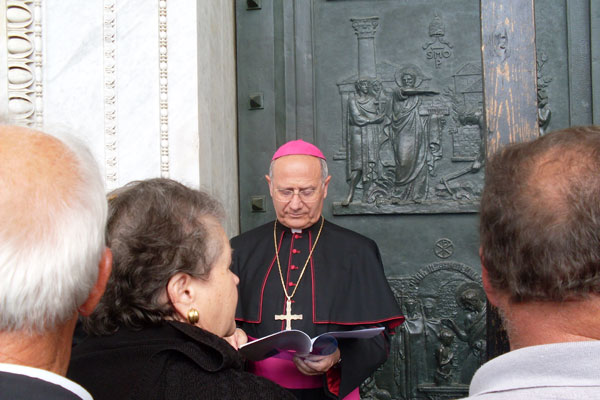 Prima di entrare in Basilica attraverso la porta paolina per lucrare l’indulgenza del due millesimo genetliaco di San Paolo il Vescovo mons. Scotti presiede una celebrazione della parola all’esterno della Basilica.