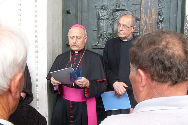 I pellegrini vengono invitati a fare memoria della infinita misericordia di Dio, a chiedere umilmente perdono delle proprie fragilità e a pregare secondo le intenzioni del Sommo Pontefice.