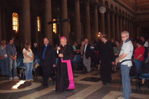 S. E. mons. Scotti portando la croce simbolo dello spirito penitenziale introduce nella chiesa basilicale e guida fin sulla tomba dell’apostolo Paolo i pellegrini, che in mattinata si erano confessati e preparati adeguatamente.