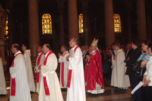 Alle 16.00 inizia la santa Messa presieduta dal vescovo Scotti: vi hanno partecipato 16 sacerdoti, un diacono e 420 fedeli della Diocesi di Trivento.