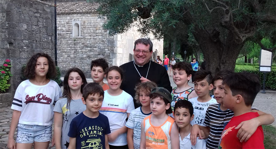 I cresimandi incontrano il Vescovo Claudio a Canneto