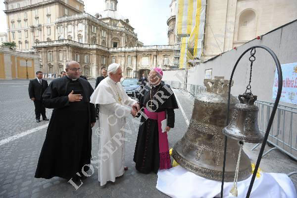 Le immagini della benedizione della campana Maria SS. delle Grazie da parte del Santo Padre