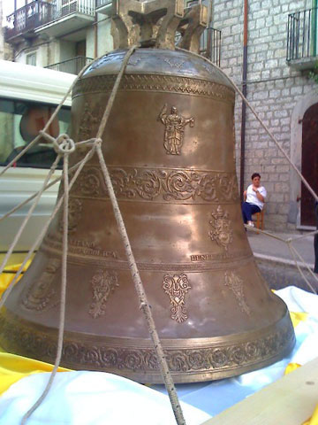 Le immagini della benedizione della campana Maria SS. delle Grazie da parte del Santo Padre