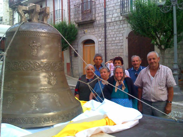 Le immagini della benedizione della campana Maria SS. delle Grazie da parte del Santo Padre