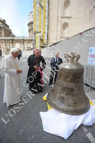 Le immagini della benedizione della campana Maria SS. delle Grazie da parte del Santo Padre