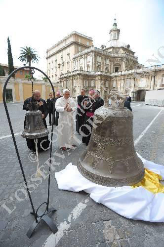 Le immagini della benedizione della campana Maria SS. delle Grazie da parte del Santo Padre