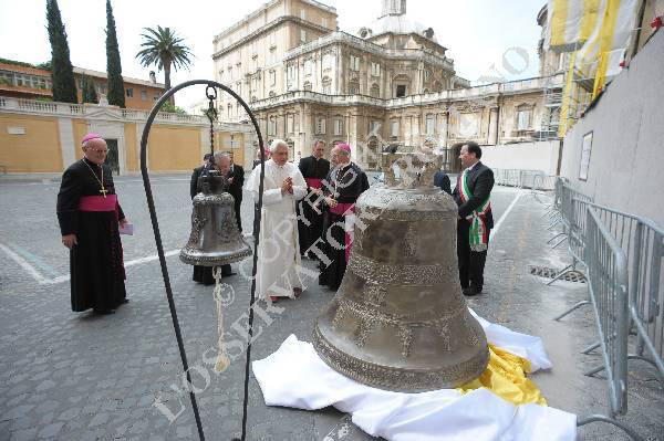 Le immagini della benedizione della campana Maria SS. delle Grazie da parte del Santo Padre