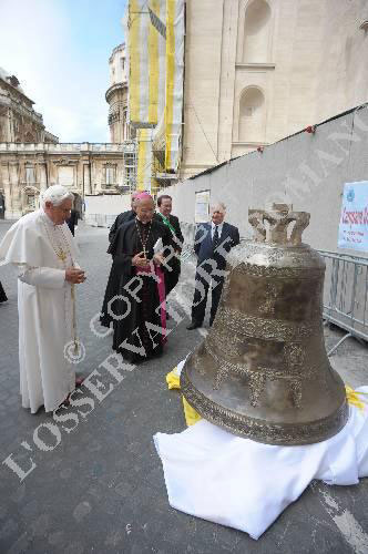 Le immagini della benedizione della campana Maria SS. delle Grazie da parte del Santo Padre