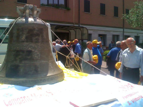 Le immagini della benedizione della campana Maria SS. delle Grazie da parte del Santo Padre