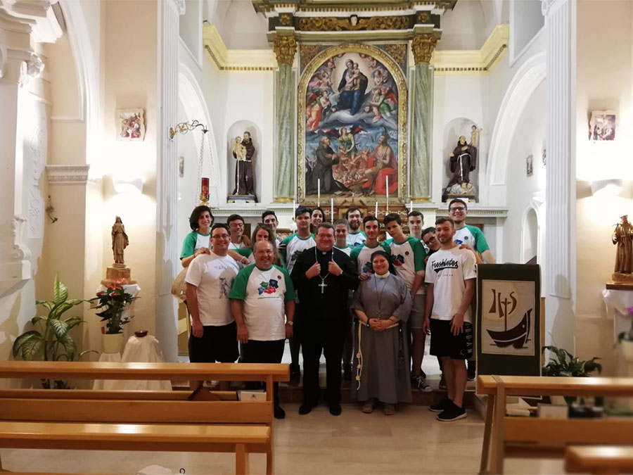 Il Vescovo benedice i pellegrini pronti a partire