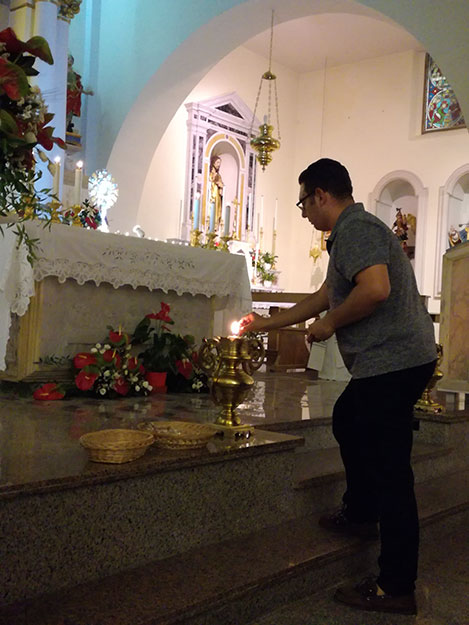 I ragazzi depongono davanti a Gesù Eucarestia una candela simbolo della loro volontà a vivere da veri Cristiani alla Sequela del Maestro.