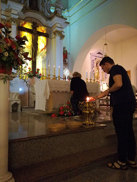 I ragazzi depongono davanti a Gesù Eucarestia una candela simbolo della loro volontà a vivere da veri Cristiani alla Sequela del Maestro.