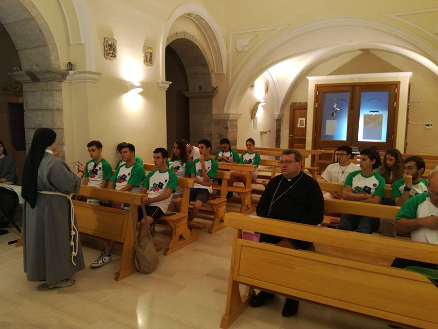 Momento di preghiera prima della partenza
