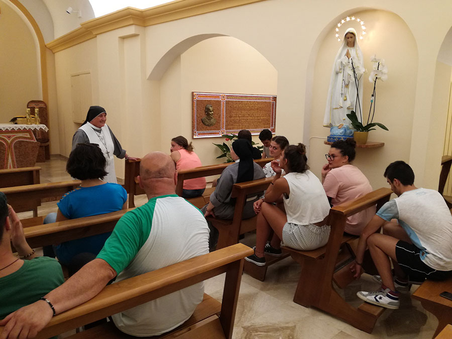 La Madre Generale Suor Vittoria Cordisco racconta ai ragazzi la Storia di Don Vittorio Cordisco, Servo di Dio, Fondatore della loro Congregazione.