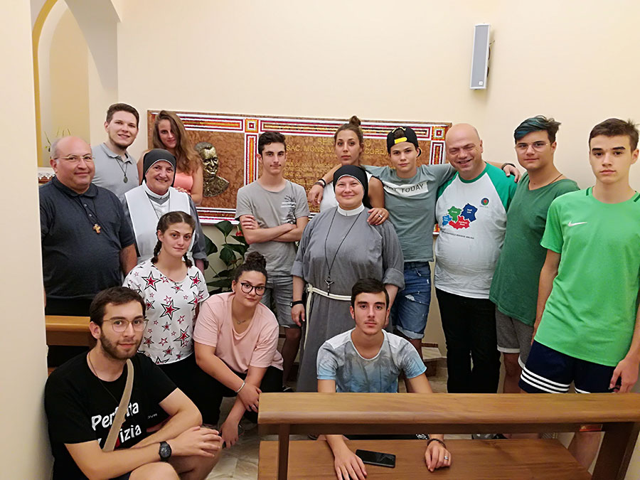 Foto ricordo del gruppo vicino alla tomba del Servo di Dio
