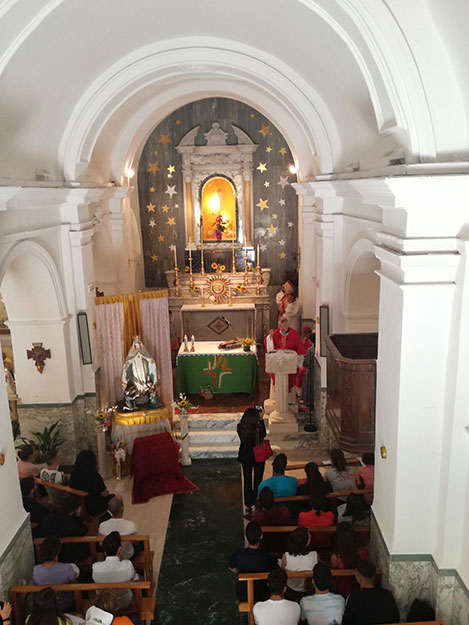 Sua Ecc.nza Mons. De Luca, vescovo di Termoli-Larino accoglie i ragazzi all'inizio della celebrazione Eucaristica concelebrata dai quattro vescovi del Molise.