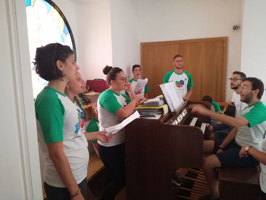 Coro formato dai giovani pellegrini della Diocesi di Trivento.