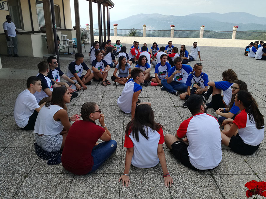 I giovani delle quattro diocesi molisane fanno tra loro conoscenza mediante diverse attività di gruppo.
