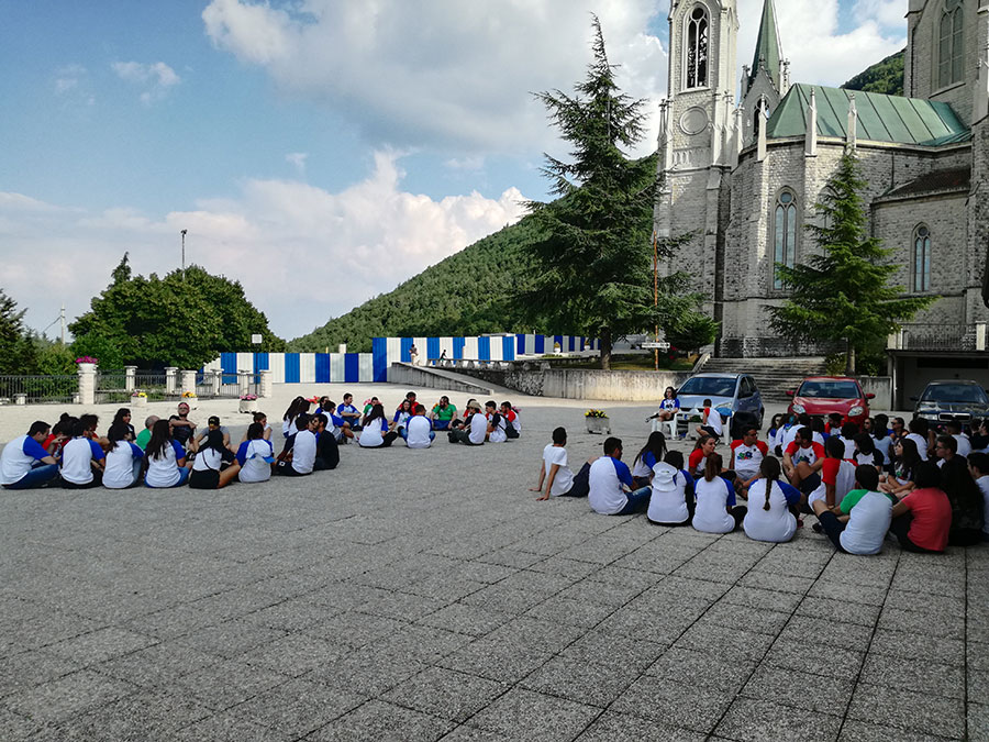I giovani delle quattro diocesi molisane fanno tra loro conoscenza mediante diverse attività di gruppo.
