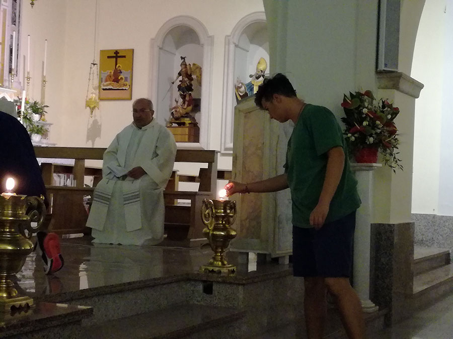 I ragazzi depongono davanti a Gesù Eucarestia una candela simbolo della loro volontà a vivere da veri Cristiani alla Sequela del Maestro.