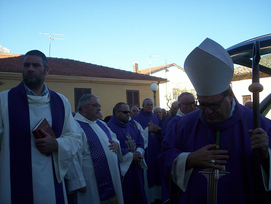 Il funerale di mons. Santucci