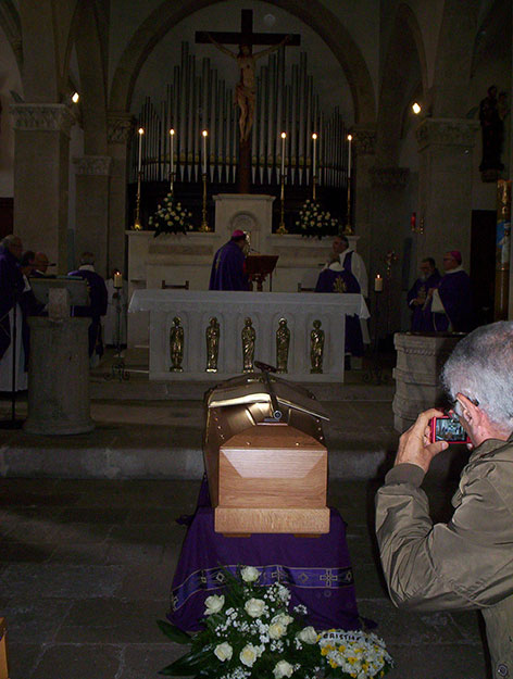 Il funerale di mons. Santucci