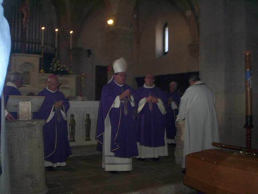 Il funerale di mons. Santucci