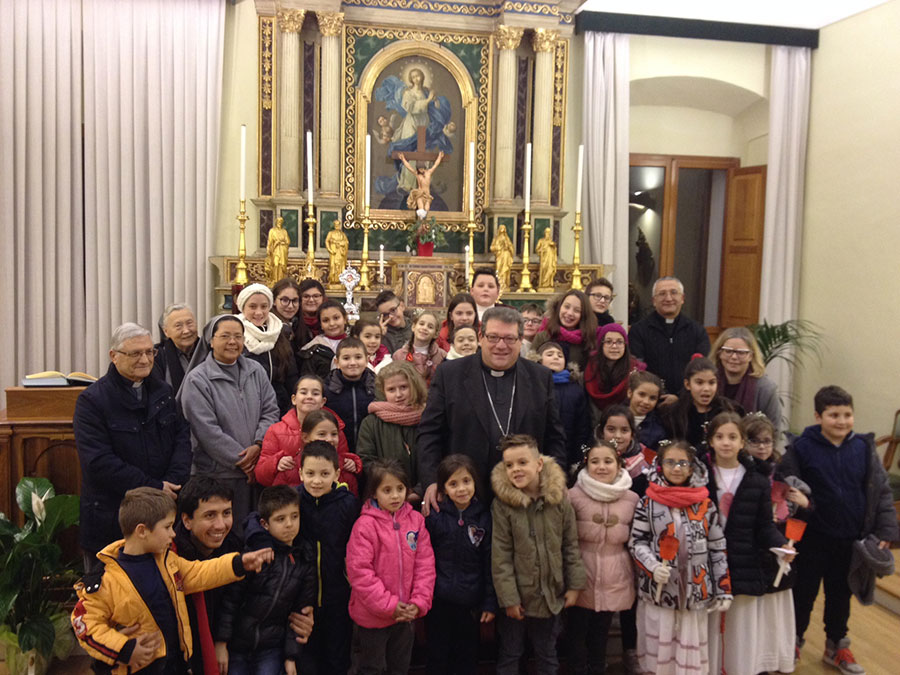 Gli auguri di Natale dei bambini di Trivento al Vescovo Claudio