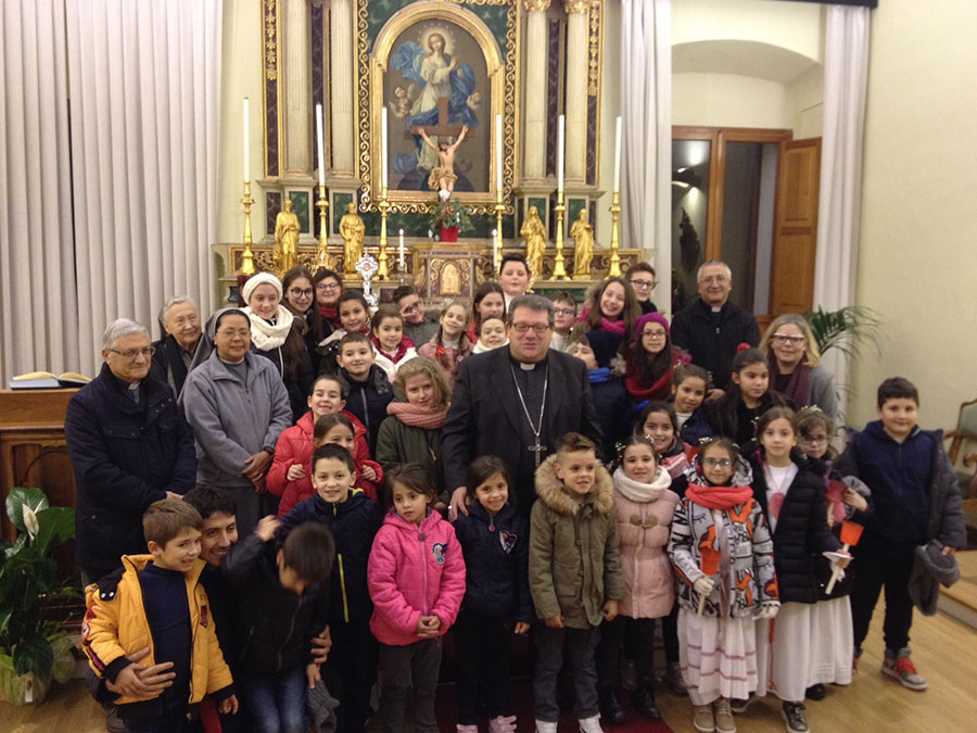 Gli auguri di Natale dei bambini di Trivento al Vescovo Claudio