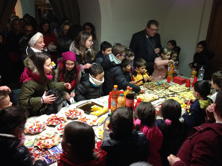 Gli auguri di Natale dei bambini di Trivento al Vescovo Claudio