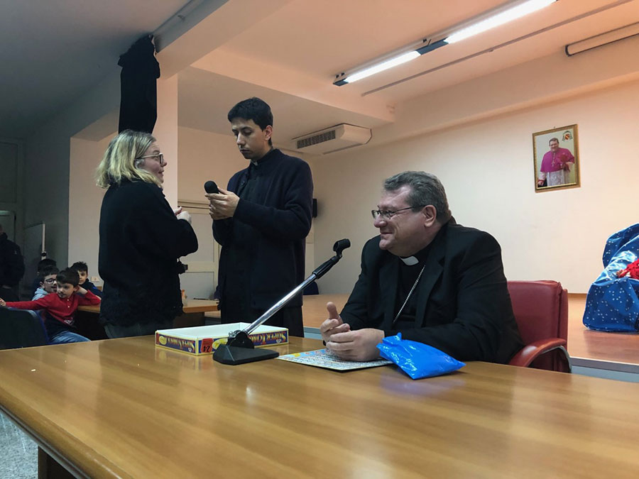 La tombolata dei ragazzi del catechismo con il Vescovo Claudio