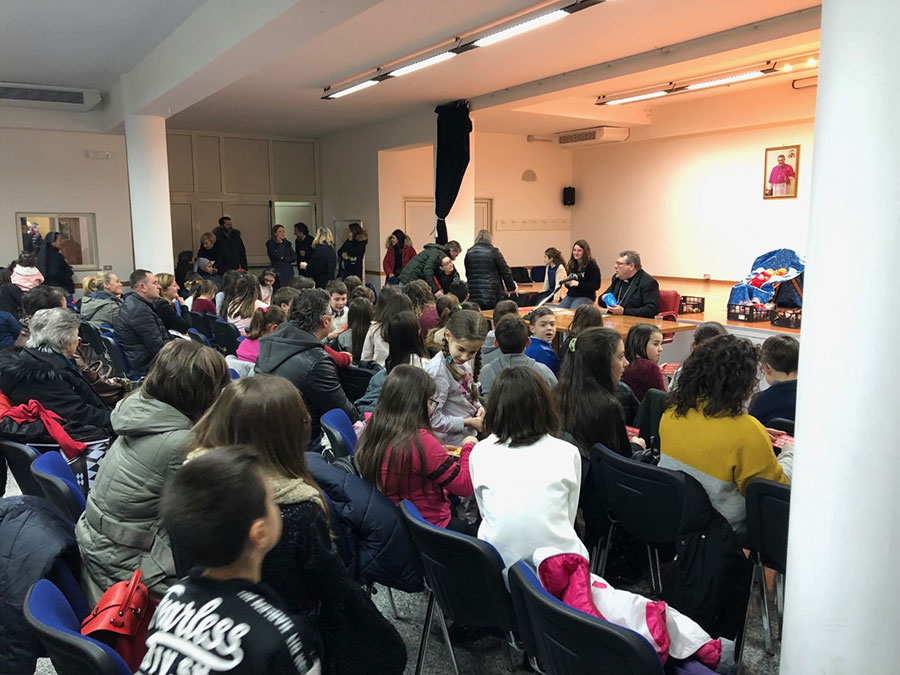 La tombolata dei ragazzi del catechismo con il Vescovo Claudio