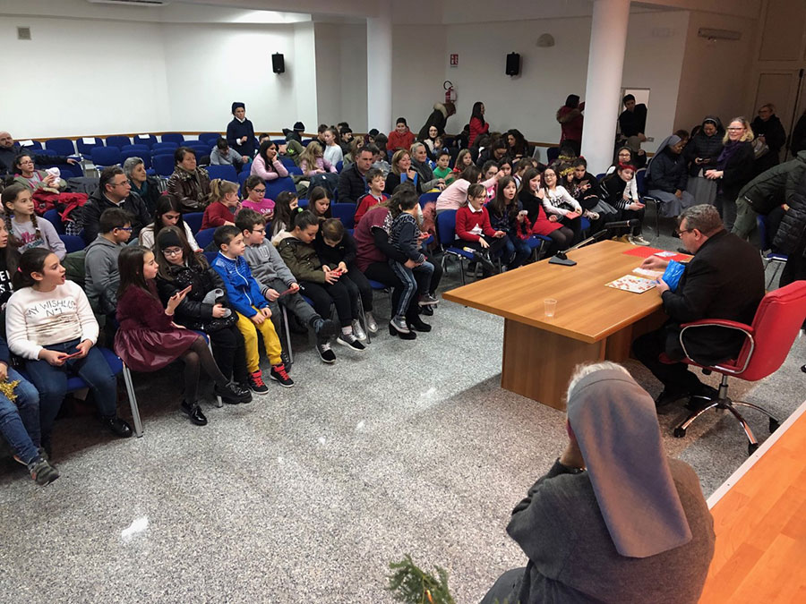 La tombolata dei ragazzi del catechismo con il Vescovo Claudio