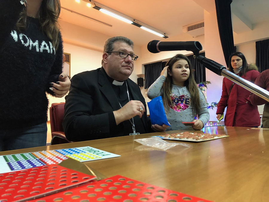 La tombolata dei ragazzi del catechismo con il Vescovo Claudio