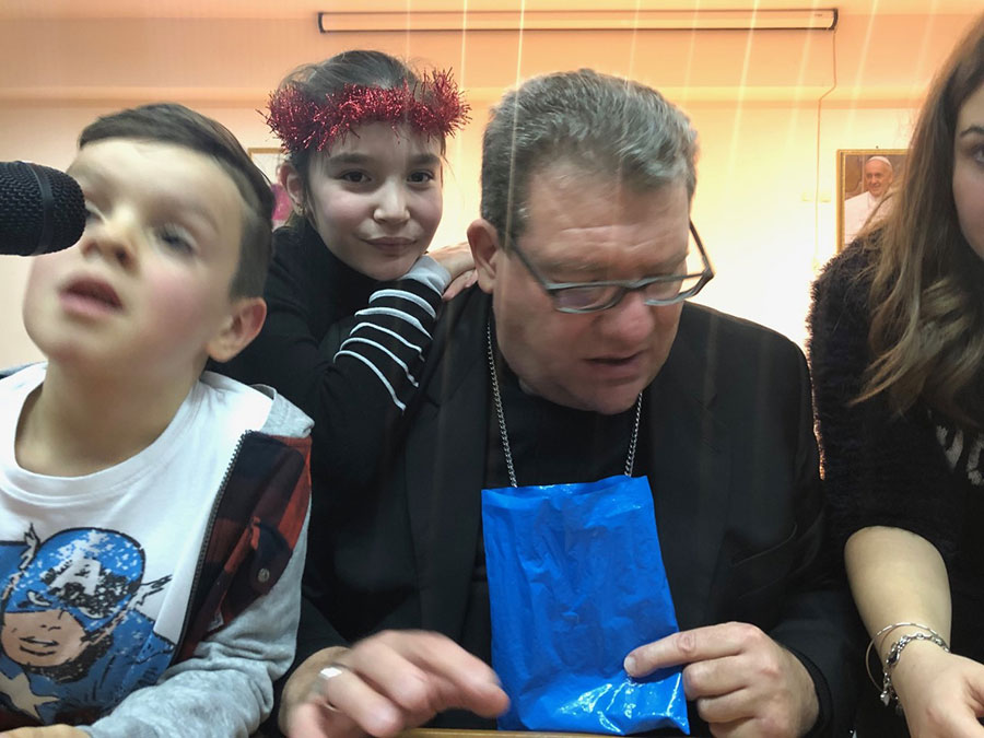 La tombolata dei ragazzi del catechismo con il Vescovo Claudio
